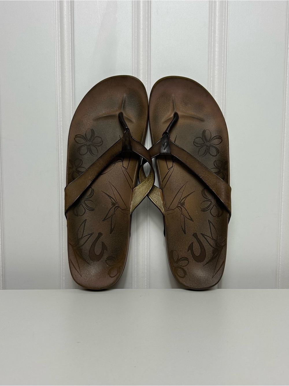 Olukai Kipe’a brown leather flip flop slipper floral sole sandals women’s 10